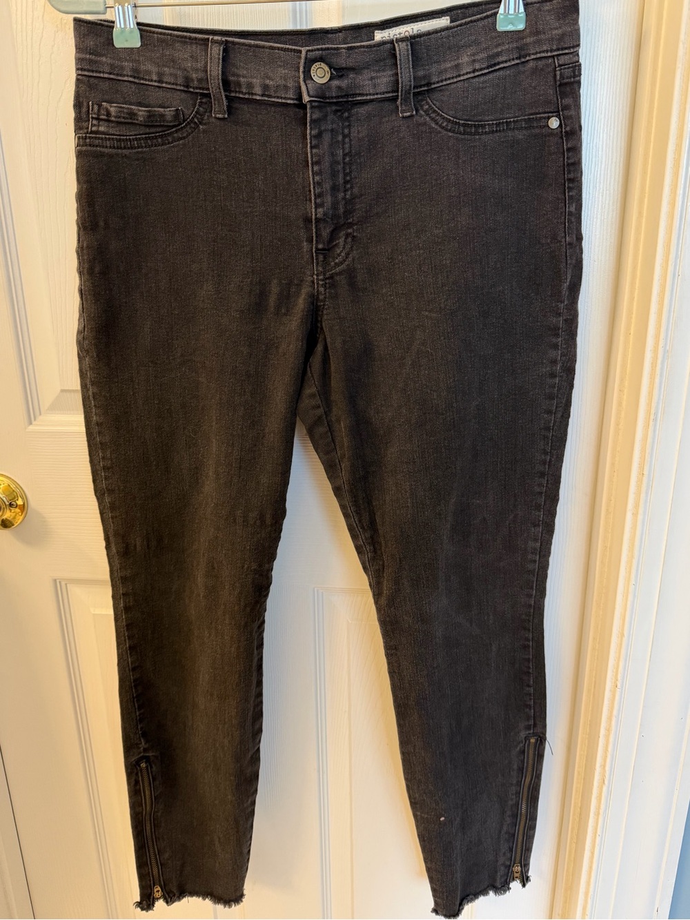 Pistola black skinny jeans featuring a raw, frayed hem & ankle zippers
Sz 31